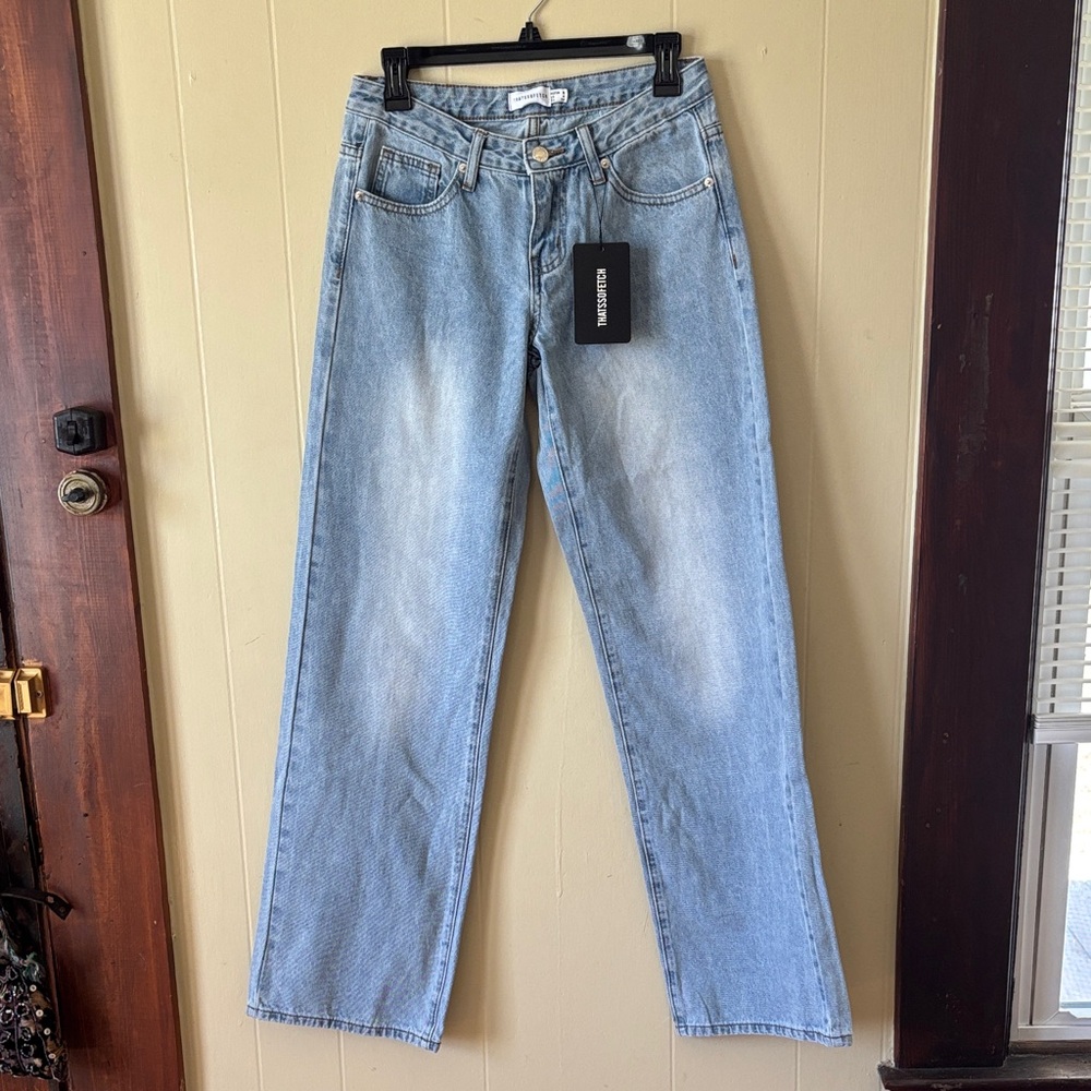 That’s So Fetch Light Wash Straight Leg Women’s Jeans. Size 4. Relax fit. NWT